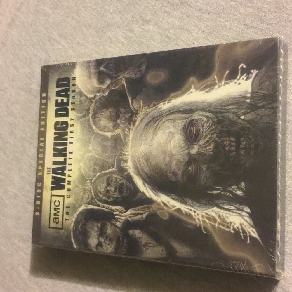 Walking dead season 1 with bonus feature factory sealed new in original package